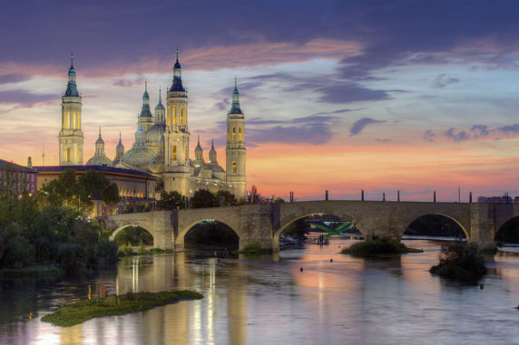 800px-Basilica_of_Our_Lady_of_the_Pillar_and_the_Ebro_River,_Zaragoza